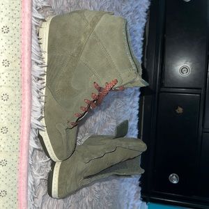 Green high top nikes
